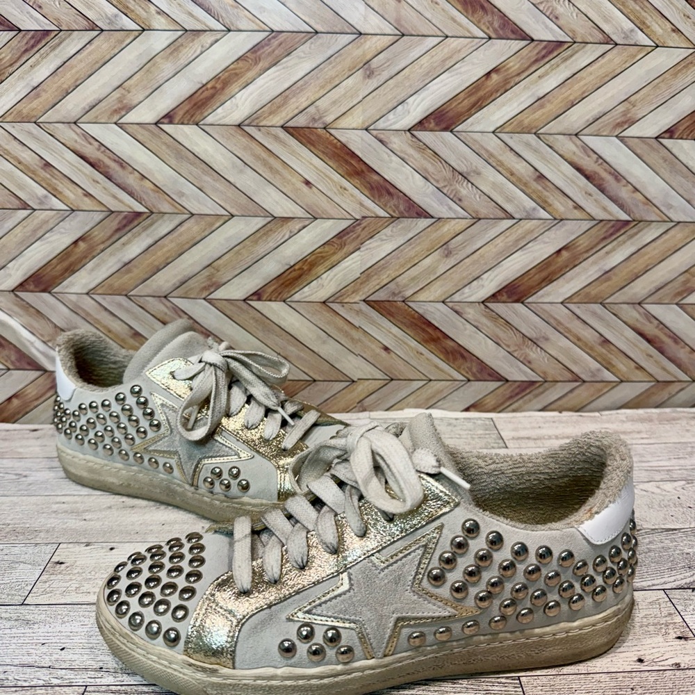 The SHOE BOX Studded Star Low-Top Sneakers - Metallic Cream